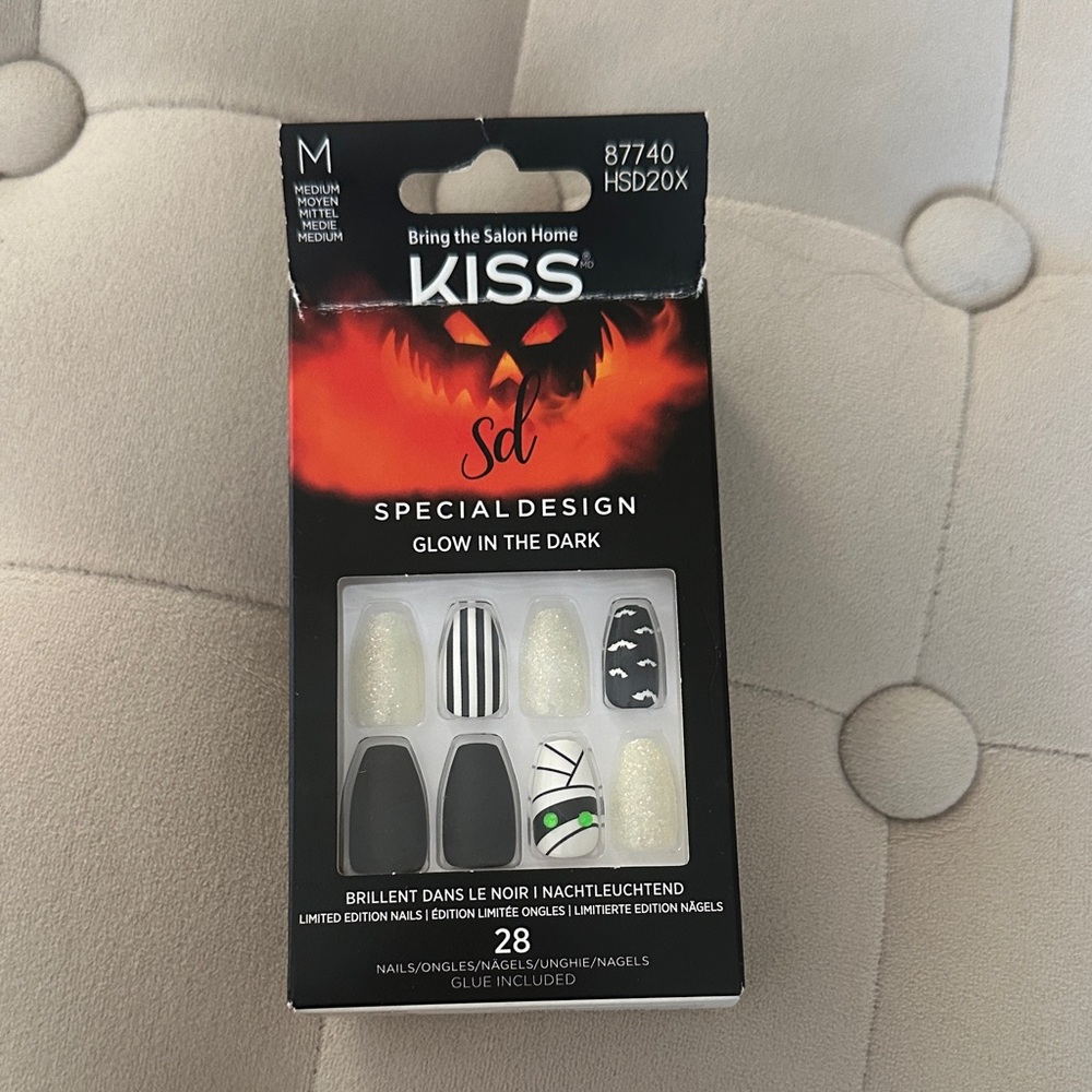 KISS Glow in the Dark Nail Set